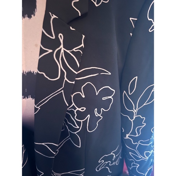 Business Casual Abstract Floral Patterned Suit Blazer - Picture 2 of 5